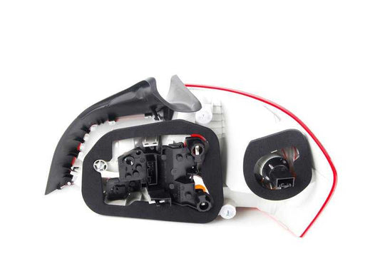 Luz traseira esquerda OEM 63217285641 para BMW Série 1 E82, E88 (118d, 120d, 120i) 2006-2013. BMW genuíno.