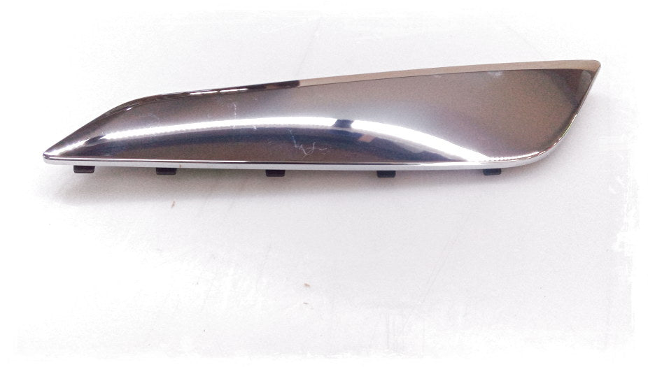 Embellecedor de rejilla lateral izquierda OEM 51137349593 para BMW G30 y G31. Compatible con todas las versiones: 518d, 520d (varias variantes). Pieza original BMW.