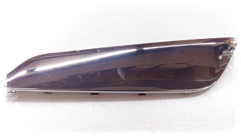 Embellecedor de rejilla lateral izquierda OEM 51137349593 para BMW G30 y G31. Compatible con todas las versiones: 518d, 520d (varias variantes). Pieza original BMW.