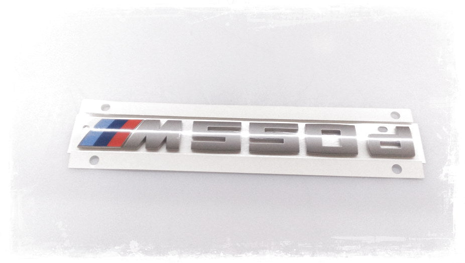Emblema "M550d" OEM 51148063199 para BMW G30 y G31 M550d xDrive (2017-2020). Original BMW.
