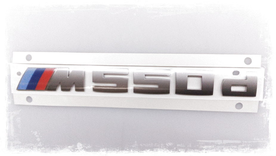Emblema "M550d" OEM 51148063199 para BMW G30 y G31 M550d xDrive (2017-2020). Original BMW.