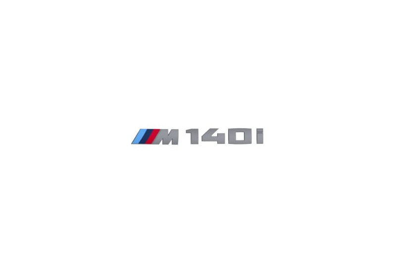 Emblema posteriore adesivo OEM 51148067077 per BMW F20 e F21 (M140i, incluso XDrive). BMW originale.