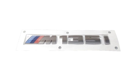 Heckes Emblem "M135i" OEM 51148077256 für BMW F40. Originaler BMW Abzeichen für Koffer oder Körper. Authentischer Ersatz für BMW F40 -Modelle. Original BMW.