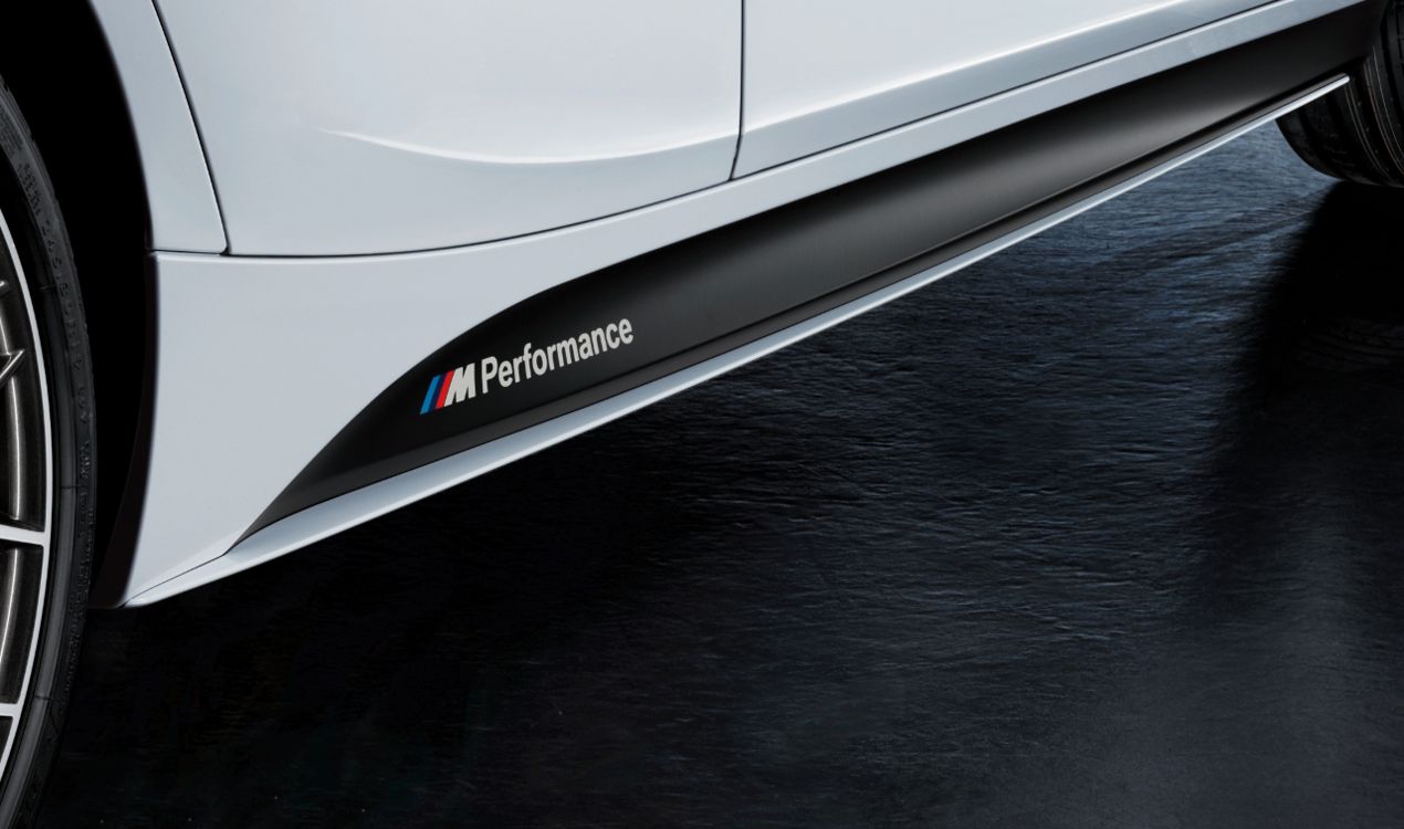 Vinilos laterales M Performance negro mate OEM 51192220967 para BMW F20. Solo compatibles con paquete aerodinámico M (SA715) o paquete deportivo M (PA337). Original BMW.