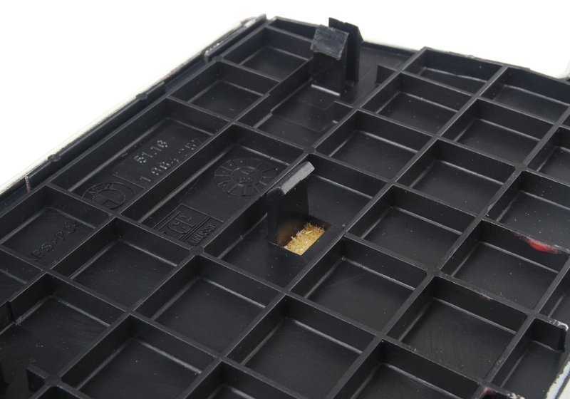 Compartimento de almacenamiento inferior OEM 51168138490 para BMW E34, E32. Color gris plata claro. Original BMW.