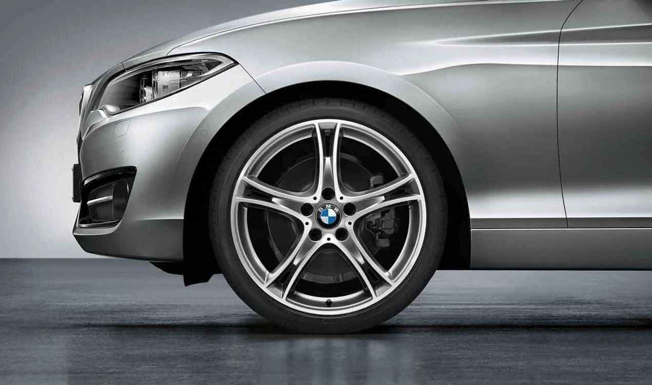 Pneumatico in lega originale BMW Double Radio OEM 36116794370 per BMW F20, F21, F22, F23. Compatibile con tutti i modelli menzionati.