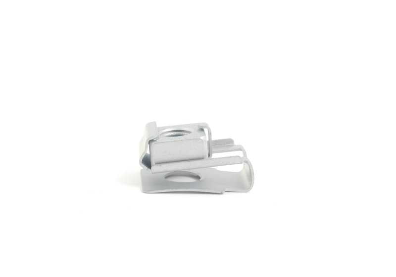 Tuerca enjaulada OEM 31116768715 para BMW E88, E90, E91, E92, E93, E84, E89. Pieza original BMW. Ideal para fijaciones en el chasis y la estructura del vehículo.