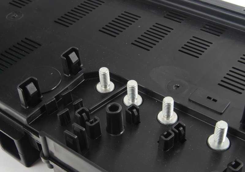 Caja de fusibles interior OEM 61136907395 para BMW E53 X5. Repuesto original BMW.