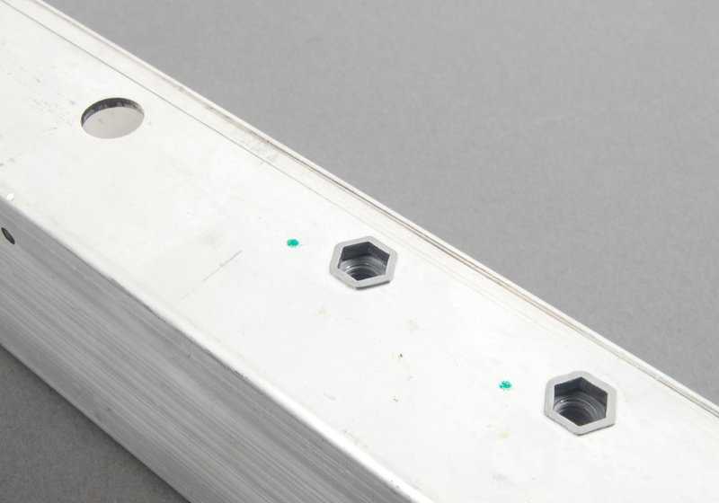 Elemento de deformação frontal inferior esquerdo OEM 51117158873 para BMW F07, F10, F11. BMW original.