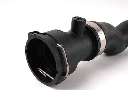 Manguera de refrigerante OEM 11531705223 para BMW E39 y E38 520i con motor M52. Compatible con versiones manuales y automáticas de tracción trasera. Original BMW.