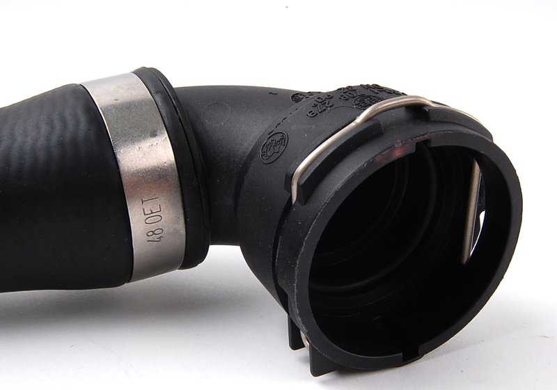 Manguera de refrigerante OEM 11531705223 para BMW E39 y E38 520i con motor M52. Compatible con versiones manuales y automáticas de tracción trasera. Original BMW.
