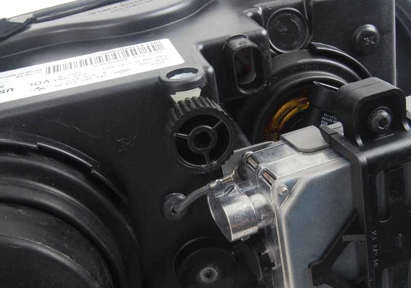 Faro delantero izquierdo Xenón con intermitente blanco OEM 63128379677 para BMW E39. Original BMW.