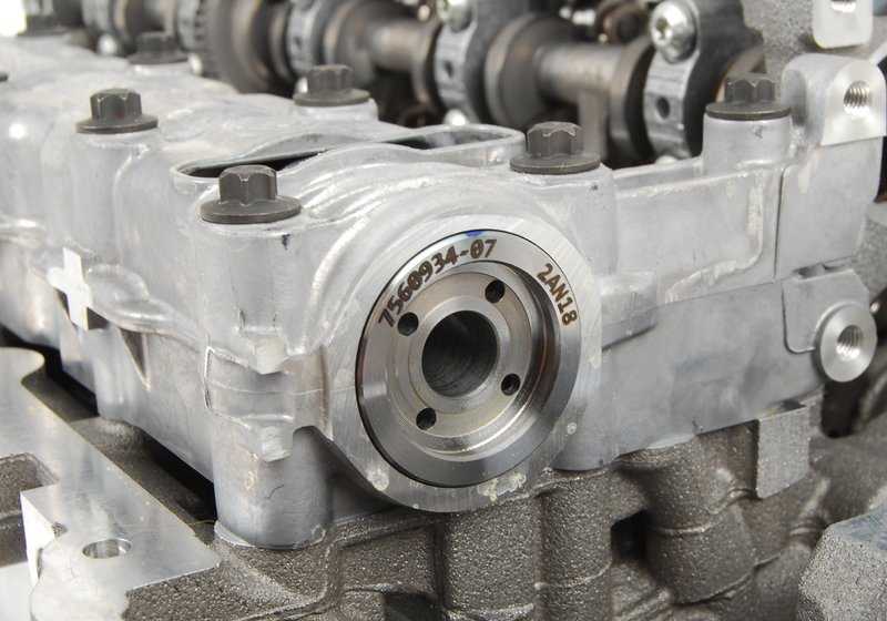 Codificato con il sistema di valvole 11127591617 per BMW E81, E82, E87, E88, E90, E91, E92, E93, E60, E61, F10, F11, F18, E63, E64, E65, E66, F01, F02, E84, E83, F25, F25, F25, E70 0 E86, E89. BMW originale.