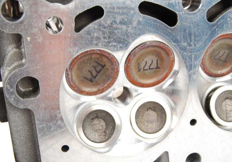 Codificato con il sistema di valvole 11127591617 per BMW E81, E82, E87, E88, E90, E91, E92, E93, E60, E61, F10, F11, F18, E63, E64, E65, E66, F01, F02, E84, E83, F25, F25, F25, E70 0 E86, E89. BMW originale.