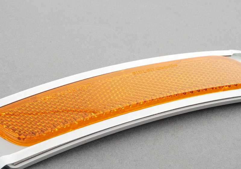 Reflector lateral izquierdo OEM 63147842959 para BMW F10 y F10N. Pieza original BMW.