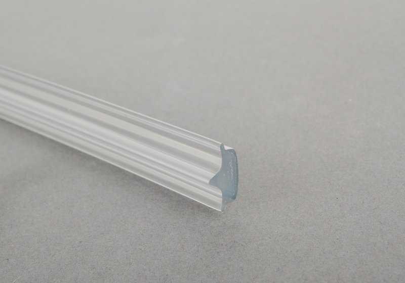 Moldura superior ventanilla OEM 51311820623 para BMW E12, E28. Pieza original BMW.