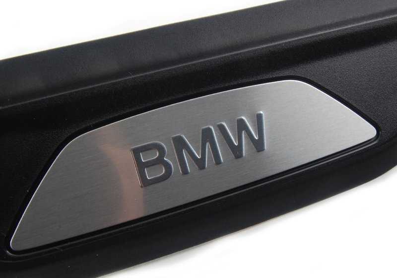 Embellecedor de entrada trasero izquierdo OEM 51477289225 para BMW F30, F31. Original BMW