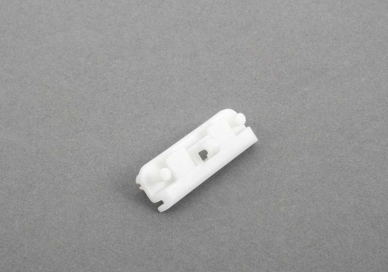 Clip blanco de sujeción OEM 51711979334 para BMW E30 {3er serie}. Pieza original BMW. Ideal para fijar spoilers delanteros u otros componentes.