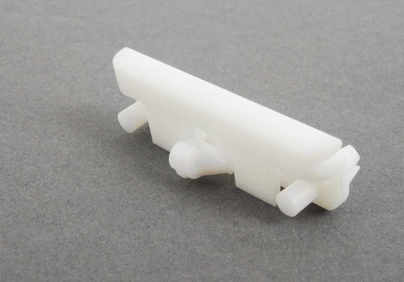 Clip blanco de sujeción OEM 51711979334 para BMW E30 {3er serie}. Pieza original BMW. Ideal para fijar spoilers delanteros u otros componentes.