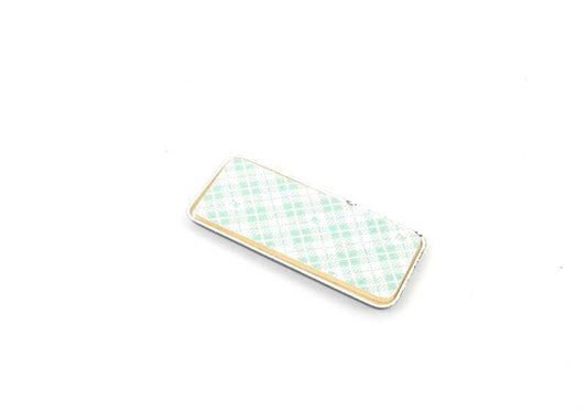 Front emblem OEM 51140006329 for BMW E30 316i. Compatible with manual and automatic versions made between 1982 and 1991. Original BMW piece.