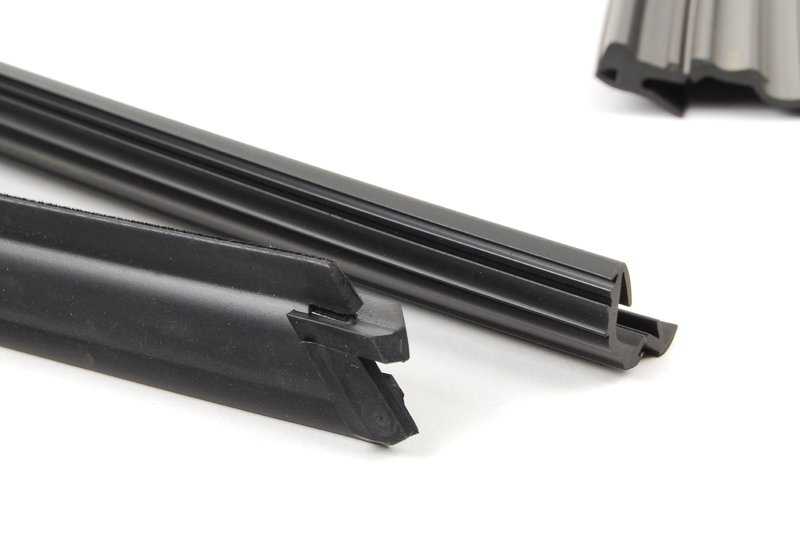 Guía de ventana puerta trasera izquierda OEM 51348266125 para BMW E46 (316i) con cambio manual y automático. Modelos compatibles: AL11, AL12, AL21, AL22, AL51, AN72, AN82, AY11, AY31, AY32. Original BMW.