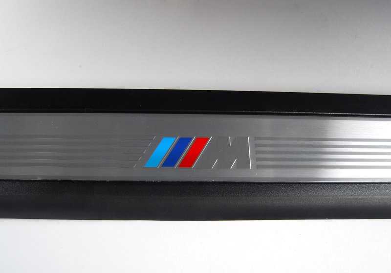 Moldura M estribo trasero izquierdo OEM 51477898822 para BMW Serie 5 E60, E61, E60 LCI, E61 LCI. Original BMW.