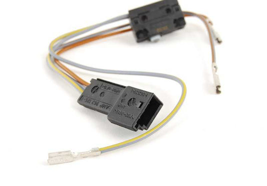 Microinterruptor pulsador portón trasero OEM 51138185792 para BMW E46, E39. Original BMW.