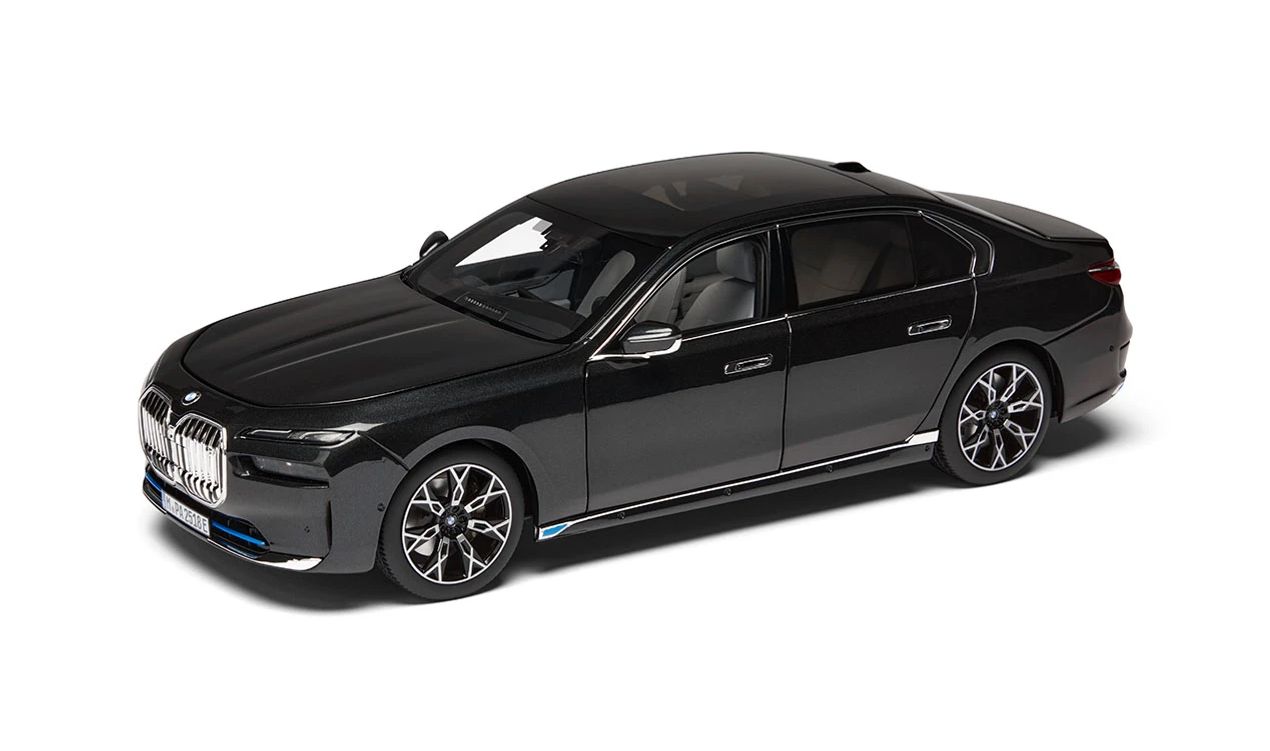BMW i7 Auto Miniaturskala 1:18 graue Farbe Sophistgrau OEM 80435A8F295. Ideal für Sammler. Original BMW Reproduktion mit mobilen Teilen und Innenausstattung. Original BMW.