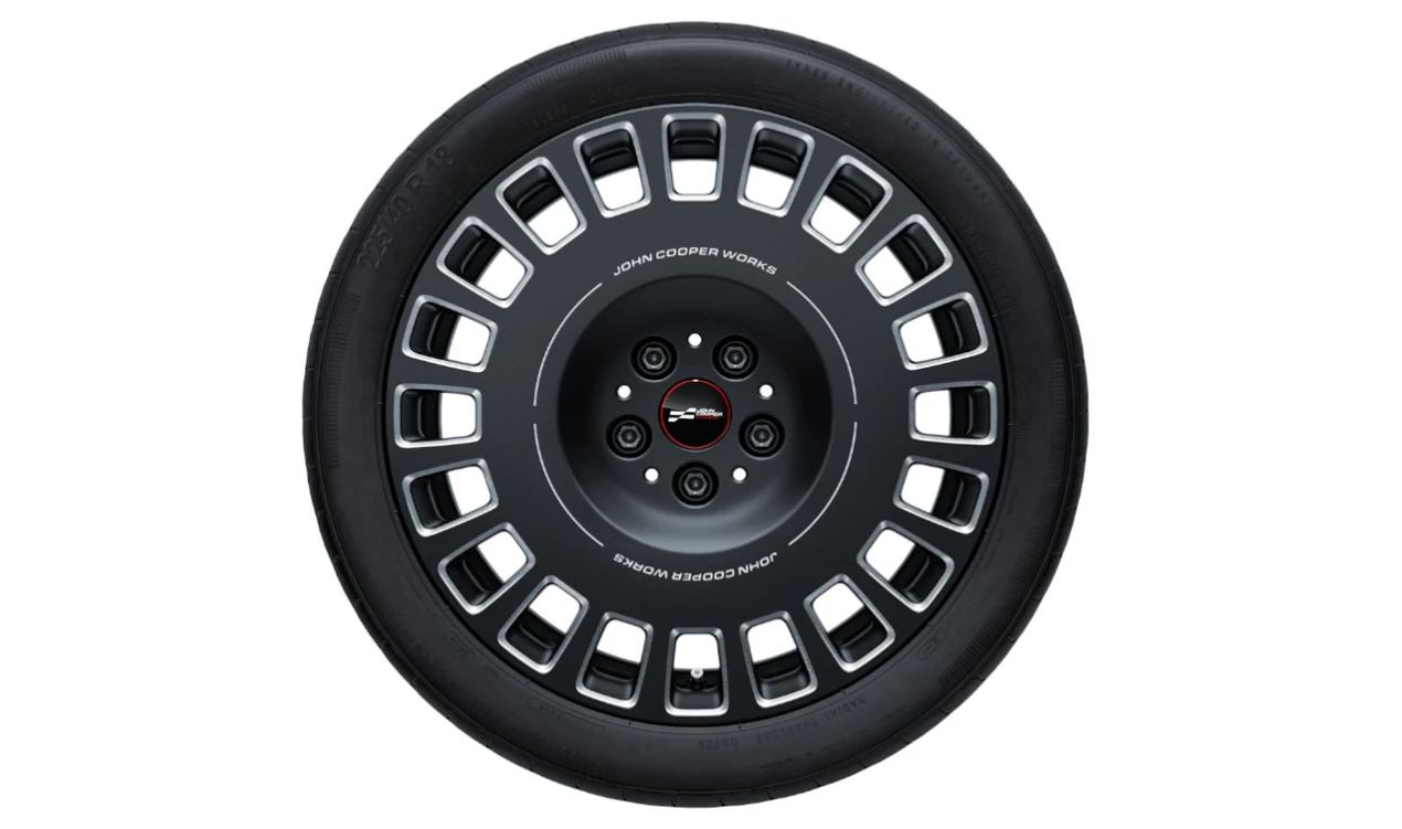 Rueda completa de invierno JCW Rallye Spoke 992 OEM 36115B4EA76 para MINI J05 (MINI Countryman U25 desde 03/2020). Llanta original MINI con neumático de invierno montado.