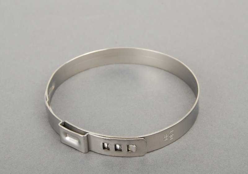 Hose Clamp OEM 13717594395 for BMW {F10, F06, F12, F13, E70, F85, E71, F86}. Original BMW.