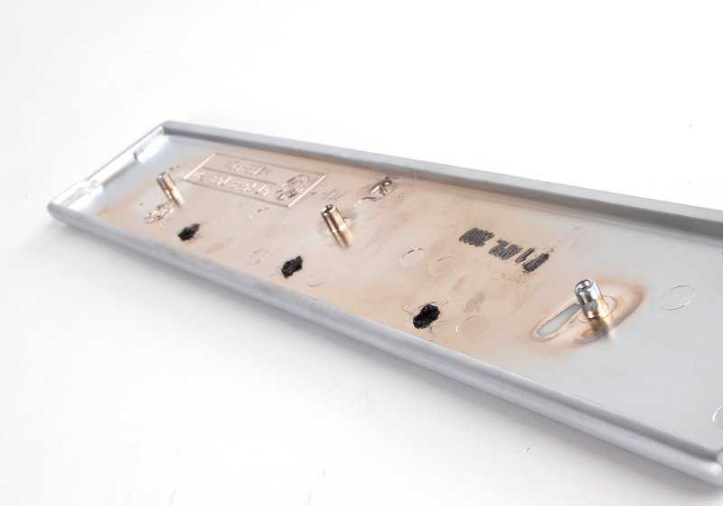 Embellecedor central salpicadero acabado cromado mate OEM 51452695589 para BMW Serie 5 E39. Original BMW.