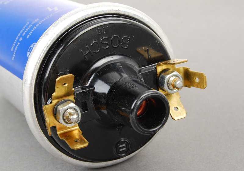 Bobina de encendido OEM 12131359637 para BMW E21, E12. Original BMW. Ideal si tu coche no arranca bien o falla al acelerar. Repuesto original para un rendimiento óptimo.