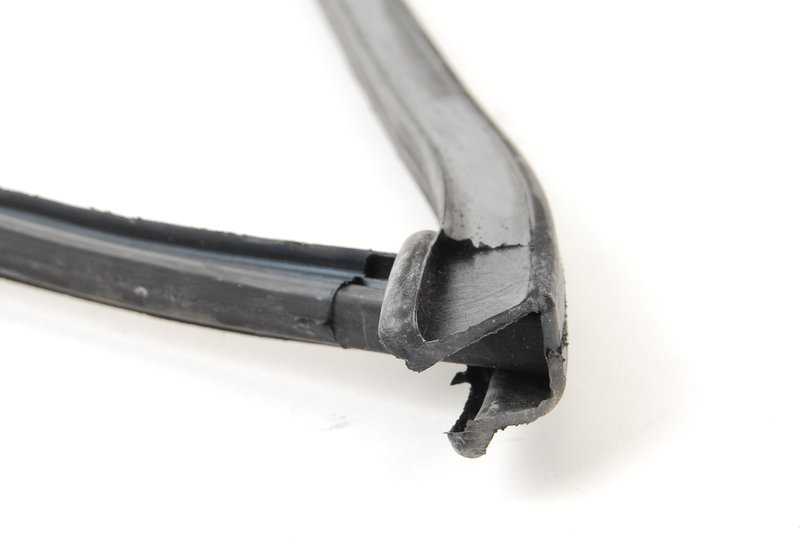 Burlete de ventana trasera izquierda OEM 51341879607 para BMW E12 y E28. Recambio original BMW.