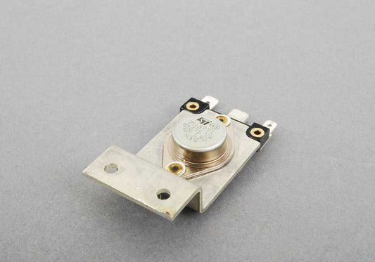 Transistor OEM 64111381784 para BMW E28 y E24 (520i, 628CSi). Compatible con motores M20 y M30. Ideal para el sistema eléctrico/climatización. Recambio original BMW.