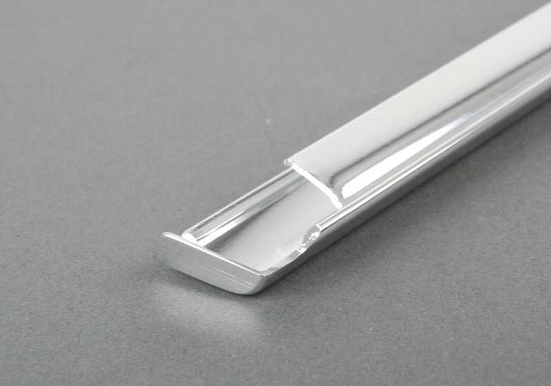 Moldura cromada trasera exterior derecha OEM 51228207898 para BMW E39 520d, 520i (modelos DH11, DH12, DH21, DH22, DR11, DR12, DR21, DR22, DS11). Original BMW.