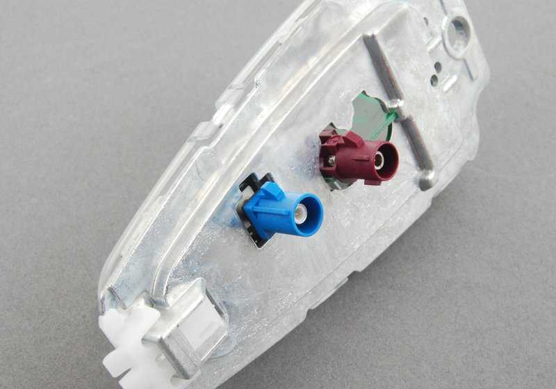 Antena de techo original BMW OEM 65209226895 para los modelos: E82, F20, F21, F22, F45, F46, E90, E91, E92, F30, F31, F34, F35, F80, F32, F36, F82, F07, F11, E84, F48, F25, F26, E70, F15, F85, E71, E72, F16, F86. Compatible y específica para vehícu
