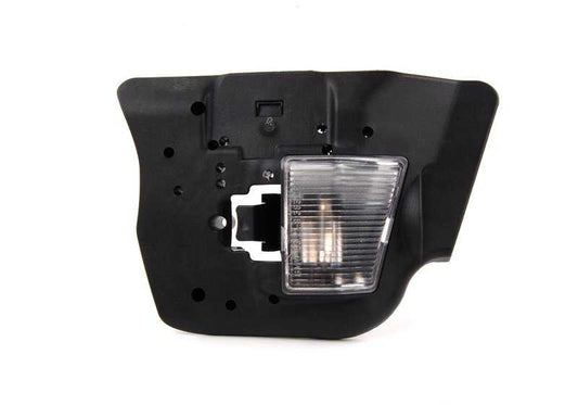 Soporte portalámparas trasero izquierdo OEM 63218383827 para BMW E46 {316Ci, 318Ci}. Compatible con indicadores intermitentes blancos. Recambio original BMW.