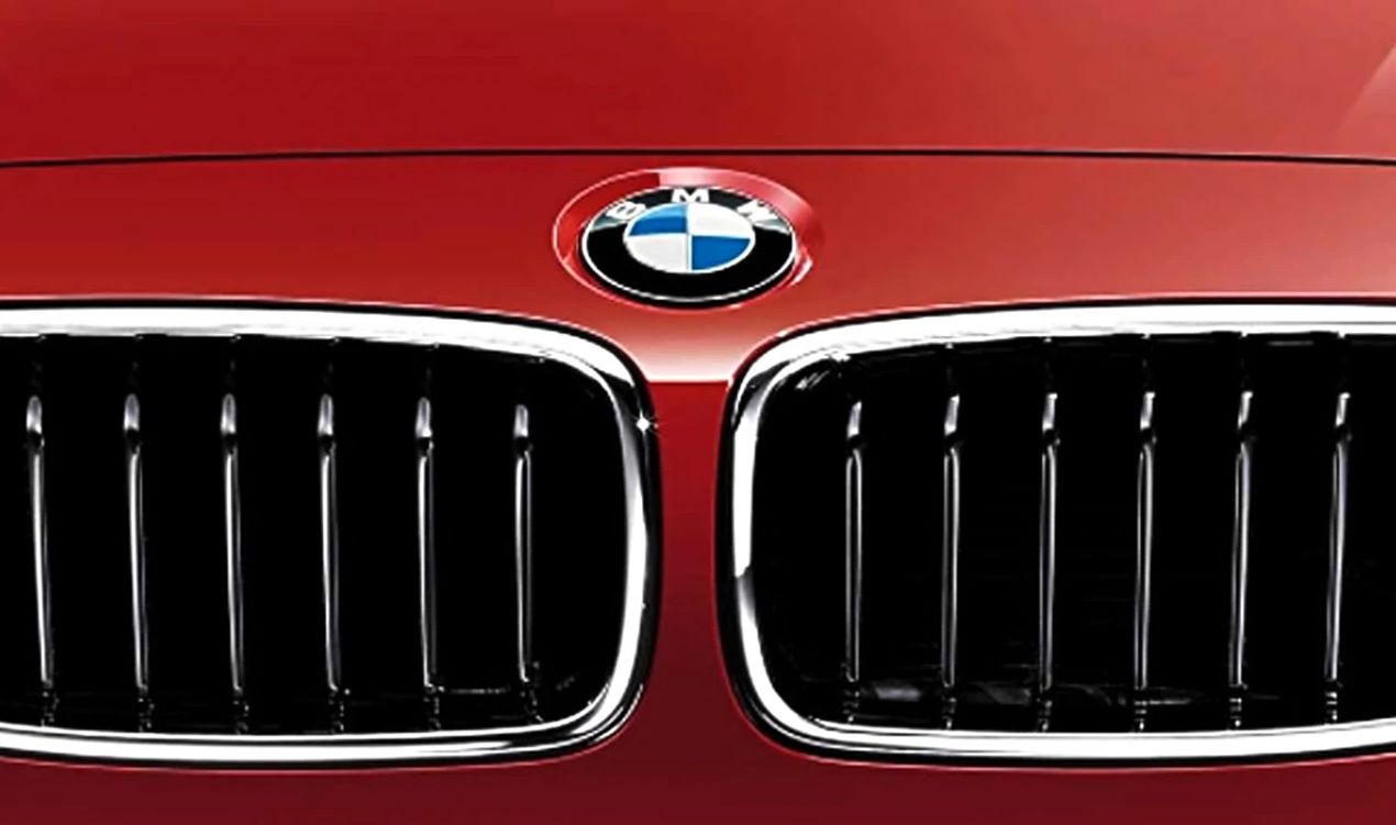 Rejilla decorativa delantera derecha Sport Line OEM 51137260498 para BMW Serie 3 F30, F31... y más. Original BMW.