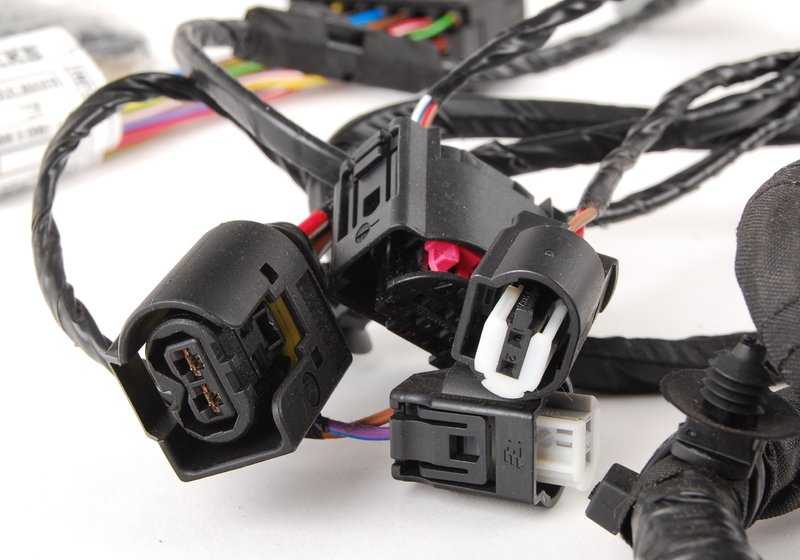 Cableado de reparación frontal izquierdo OEM 61129238742 para BMW E90, E91, E92, E93 (316d, 316i). Compatible con modelos de tracción trasera entre 2008 y 2011. Original BMW.
