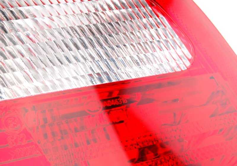 Luz traseira da tampa do tronco esquerdo OEM 63218364923 para BMW 3 E46 Series. BMW original.