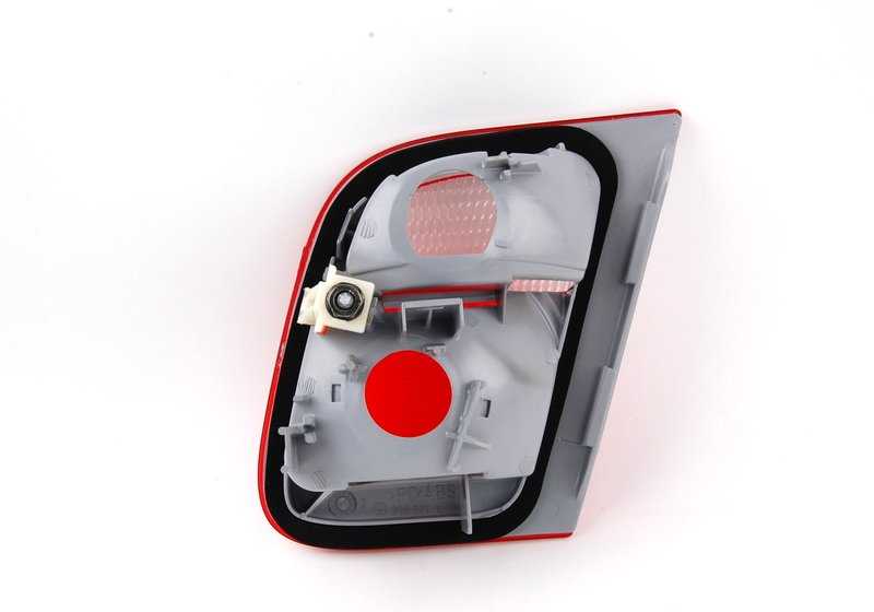 Luz traseira da tampa do tronco esquerdo OEM 63218364923 para BMW 3 E46 Series. BMW original.