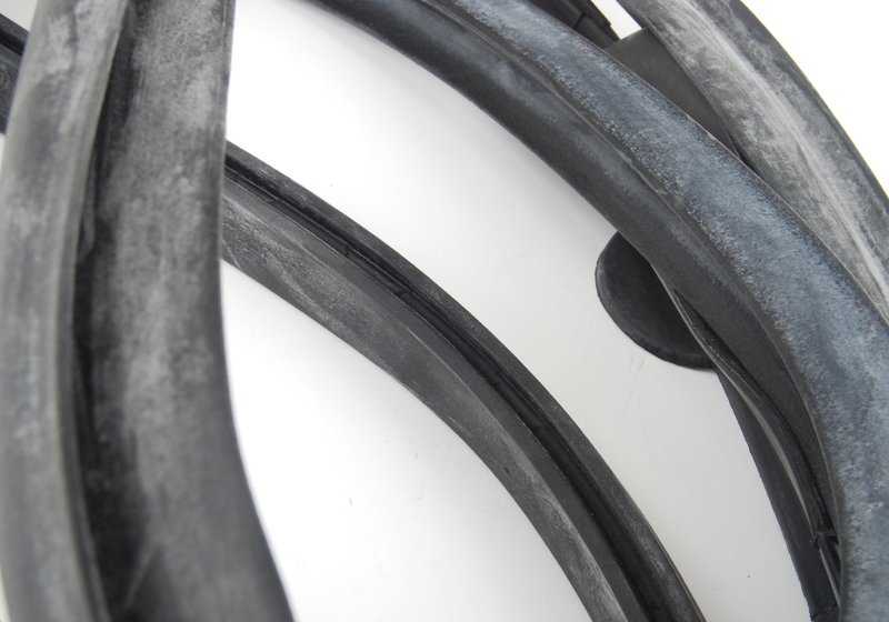Burlete puerta delantera izquierda OEM 51211847033 para BMW E23. Original BMW.