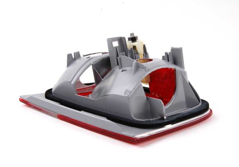 Luz trasera en tapa del maletero derecha OEM 63218364924 para BMW Serie 3 E46. Original BMW.