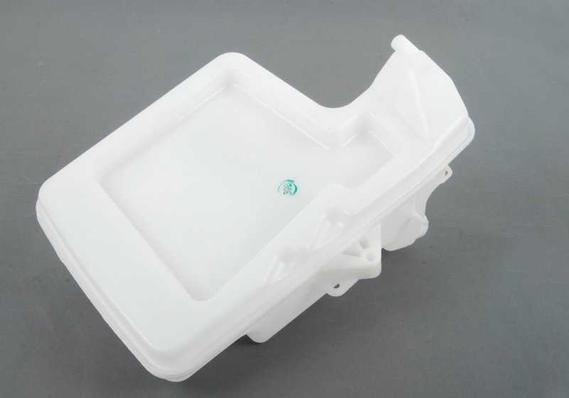 Water tank for wiper OEM 61667067107 for BMW E60. Compatible with 520d versions (M47 and N47, manual and automatic) manufactured between 2005 and 2009. Original BMW.