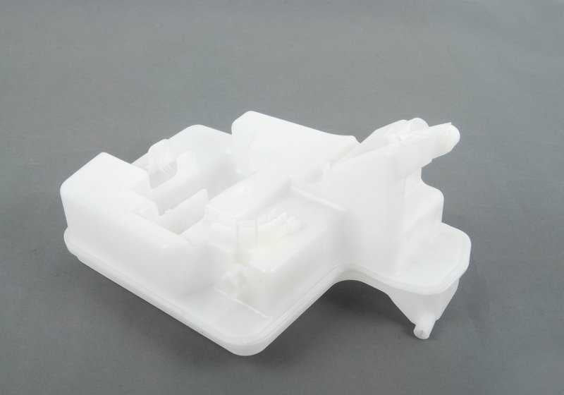 Water tank for wiper OEM 61667067107 for BMW E60. Compatible with 520d versions (M47 and N47, manual and automatic) manufactured between 2005 and 2009. Original BMW.