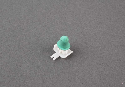 OEM fastening clip 51137893437 for BMW E46. Original BMW piece. Ideal for fixing moldings or exterior grilles.