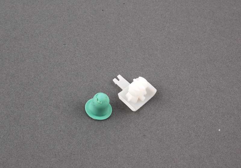 Clip de sujeción OEM 51137893437 para BMW E46. Pieza original BMW. Ideal para fijación de molduras o rejillas exteriores.