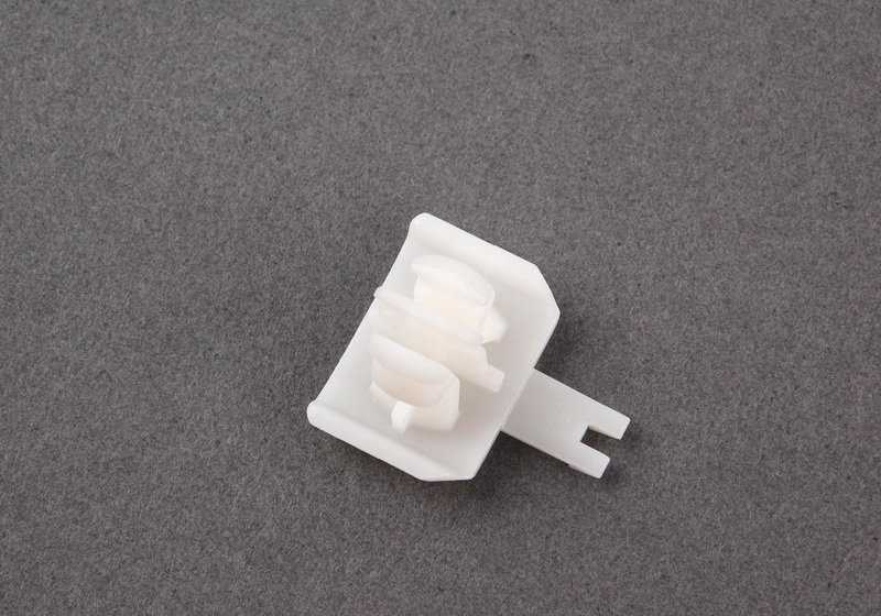 Clip de sujeción OEM 51137893437 para BMW E46. Pieza original BMW. Ideal para fijación de molduras o rejillas exteriores.