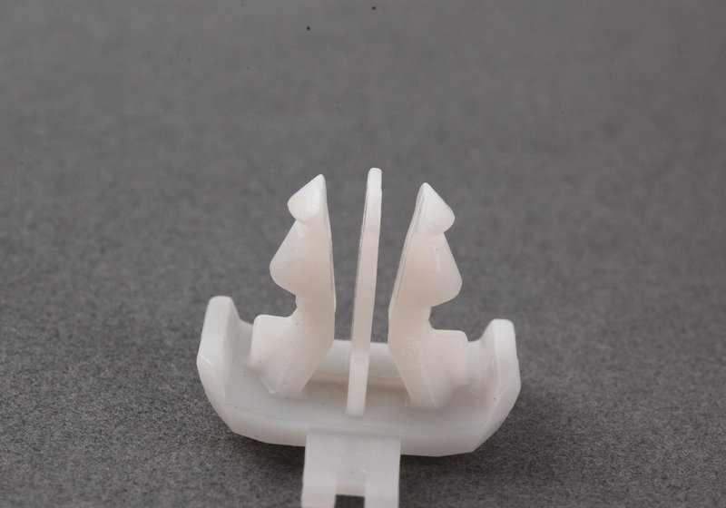 Clip de sujeción OEM 51137893437 para BMW E46. Pieza original BMW. Ideal para fijación de molduras o rejillas exteriores.