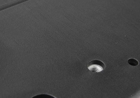 Soporte de matrícula OEM 51117303798 para BMW E84. Original BMW.